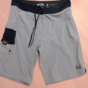 Men’s Size 29 Billabong Board Shorts EUC